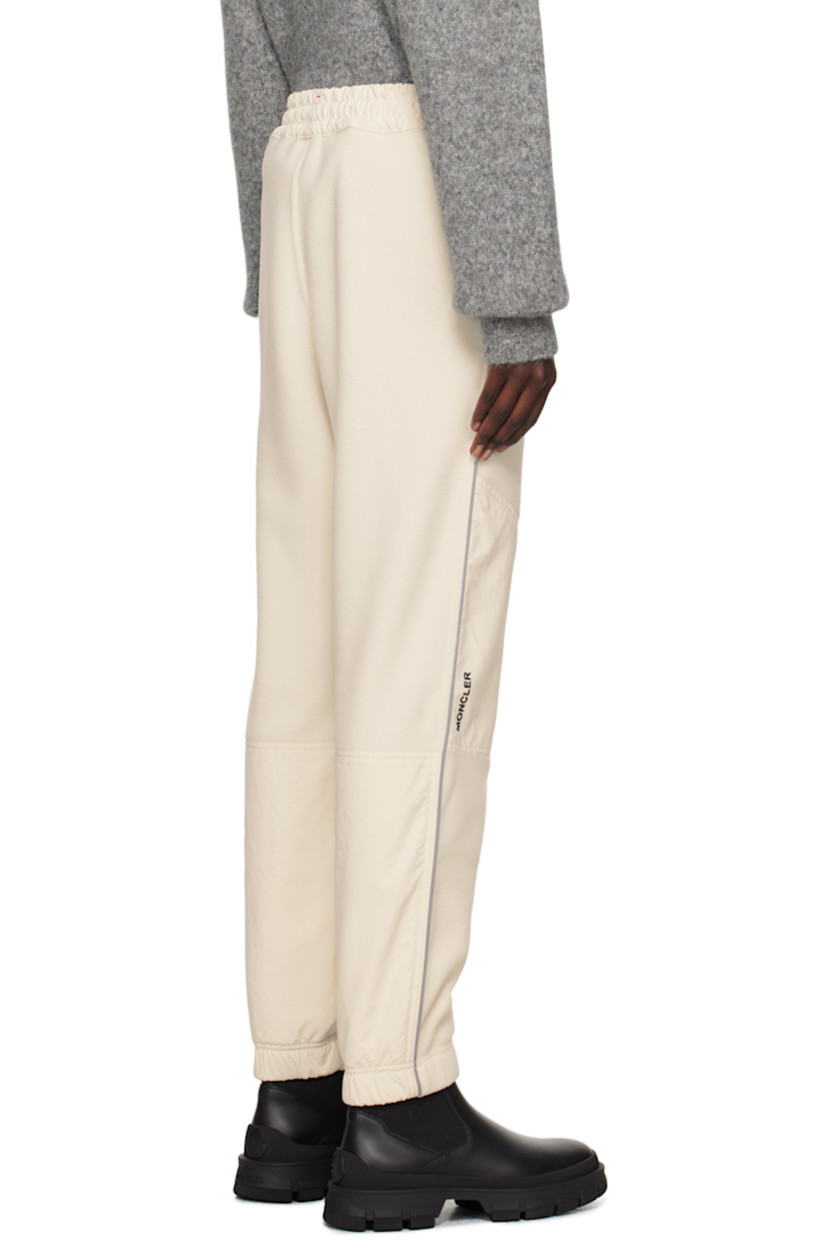 Polyester fleece lounge pants.

· Drawstring at elasticized waistband
· Two-pocket styling
· Logo patch at front pocket
· Taffeta panels at knees 
· Rubberized logo patch at knee
· Reflective stripe at outseams
· Locker loop at back waistband

Supplier color: 21L
