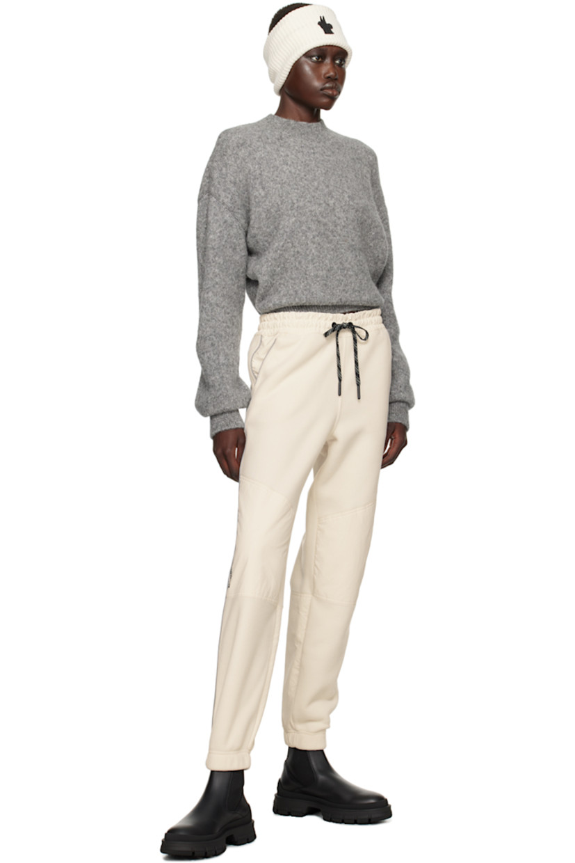 Polyester fleece lounge pants.

· Drawstring at elasticized waistband
· Two-pocket styling
· Logo patch at front pocket
· Taffeta panels at knees 
· Rubberized logo patch at knee
· Reflective stripe at outseams
· Locker loop at back waistband

Supplier color: 21L