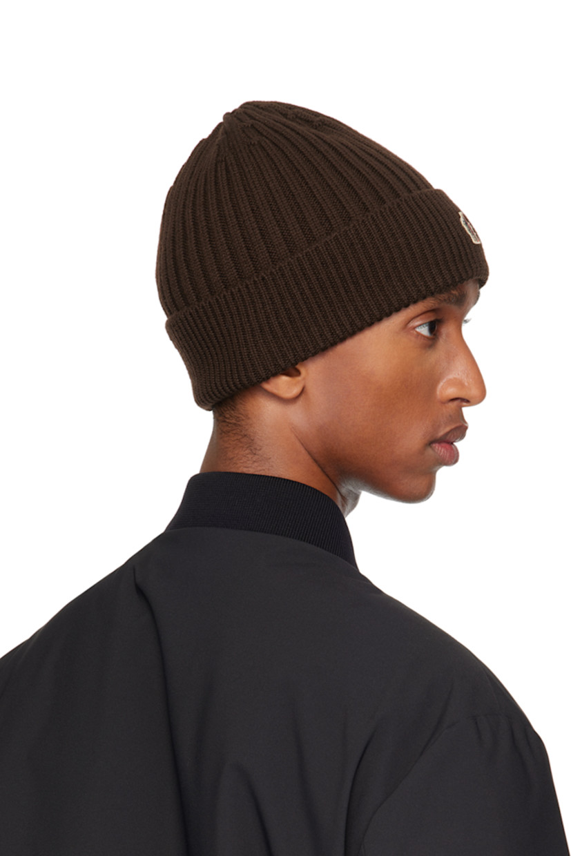5-gauge rib-knit virgin wool beanie in brown. Embroidered logo patch at rolled brim.

Supplier color: Brown