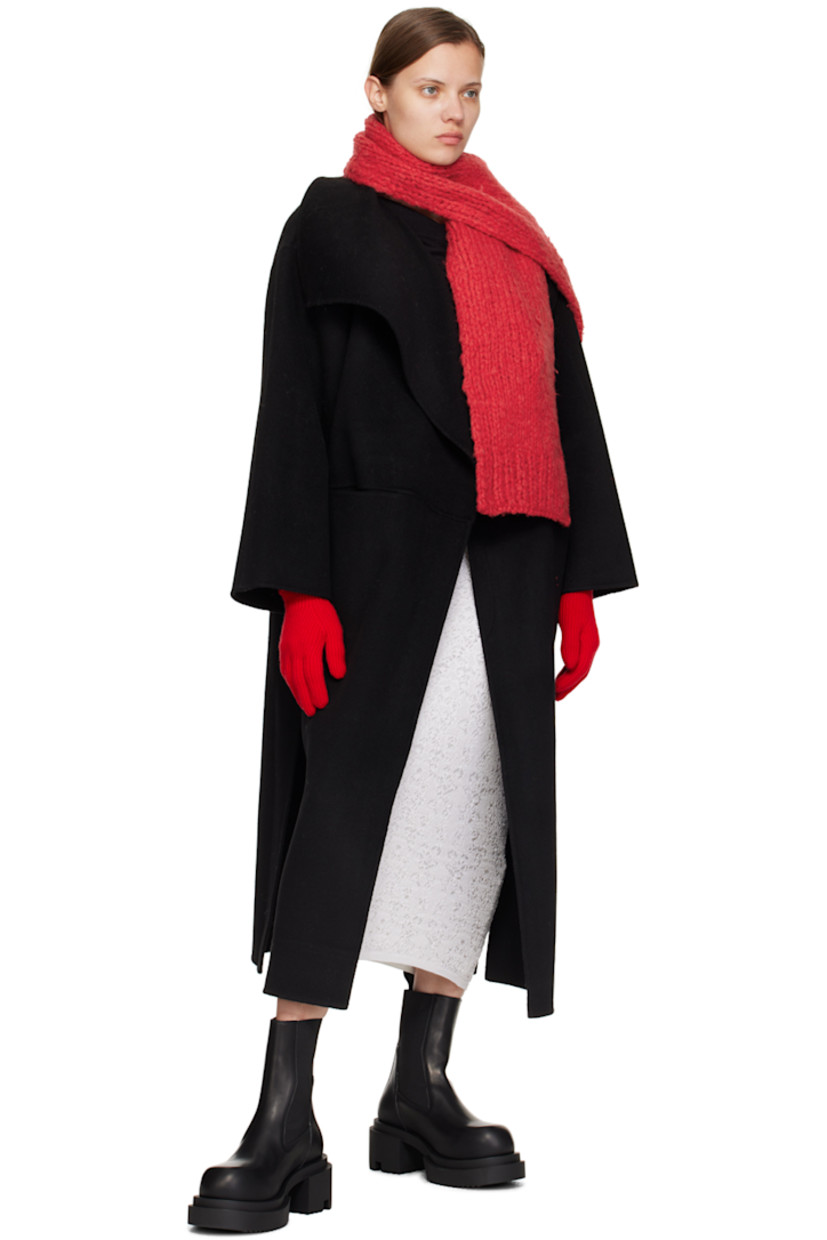 Rectangular knit cashmere scarf in red. 

· Rib knit edges
· L76" x W10"

Supplier color: Scarlet red