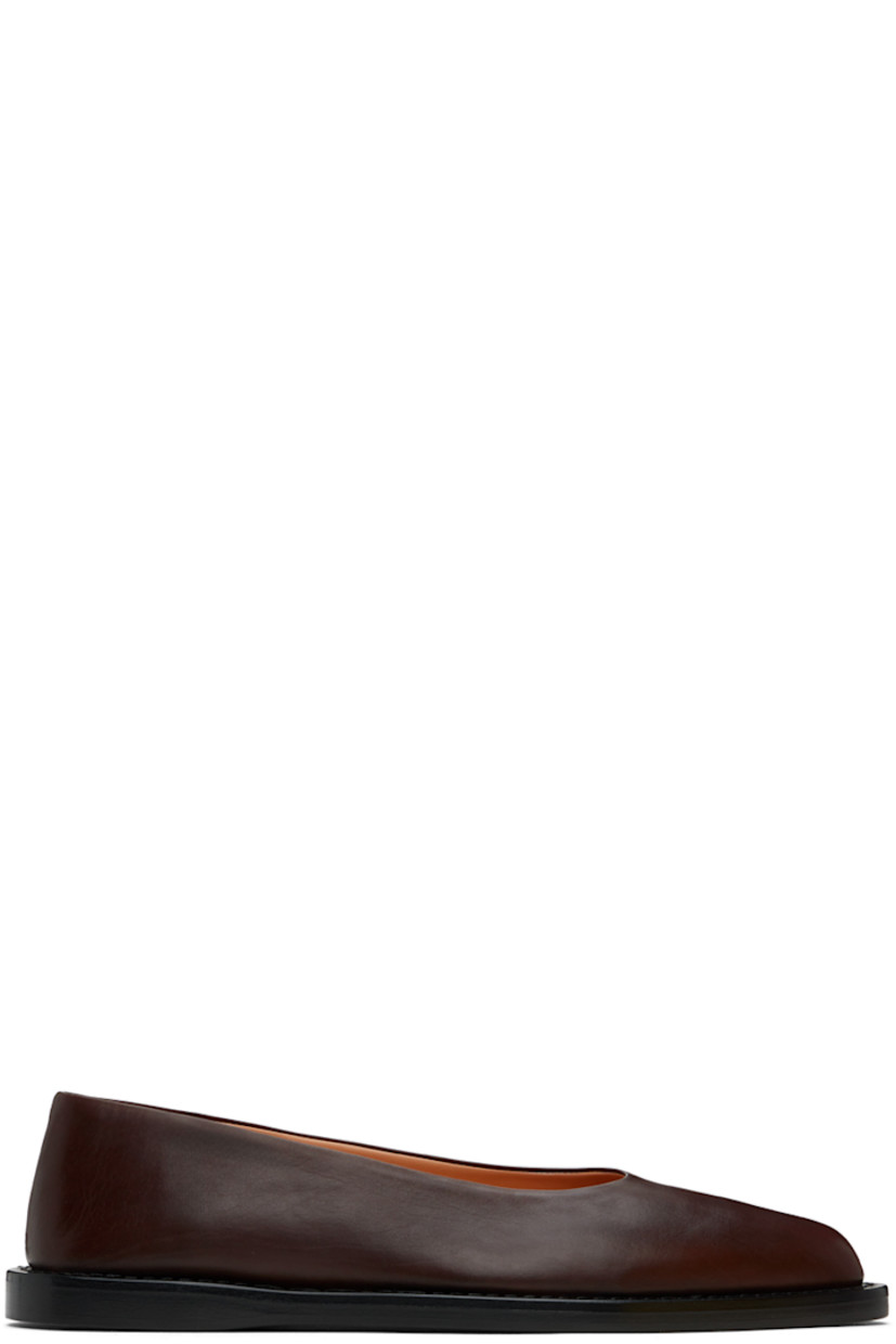 Buffed calfskin ballerina flats in brown.

· Pointed toe
· Suede and nappa leather lining
· Logo patch at padded leather footbed
· Calfskin sole with rubber injections
 
Supplier color: Chocolate