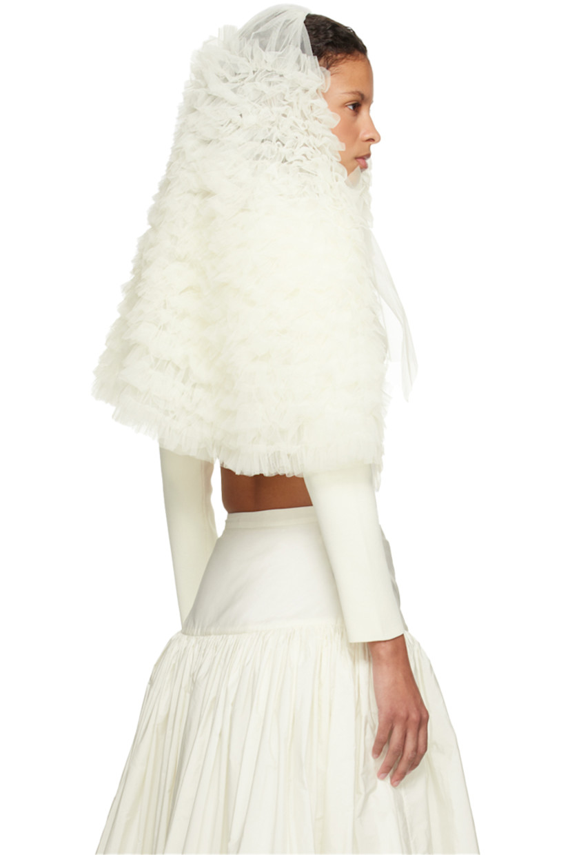 Nylon tulle veil in off-white. Ruffle trim throughout.

· Layered construction
· French-comb fastening in silver tone
· Fastening: W3"
· H23" x W29"

Part of the exclusive SSENSE Bridal capsule.
 
Supplier color: Ivory