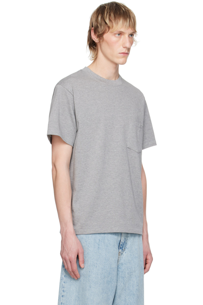 Cotton jersey T-shirt.

· Rib knit crewneck
· Patch pocket at chest
· Central seam at back

Supplier color: T. gray