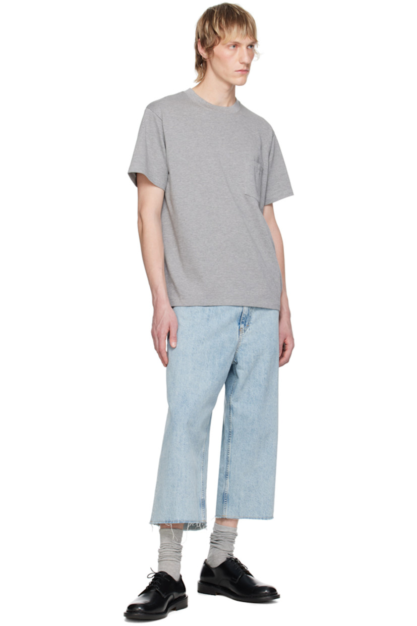 Cotton jersey T-shirt.

· Rib knit crewneck
· Patch pocket at chest
· Central seam at back

Supplier color: T. gray