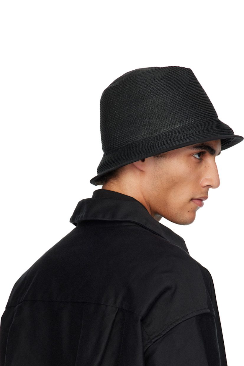 Braided paper hat in black. 

· Twill trim at brim
· Red stitch at back face
· Silk-twill browband

Supplier color: Black