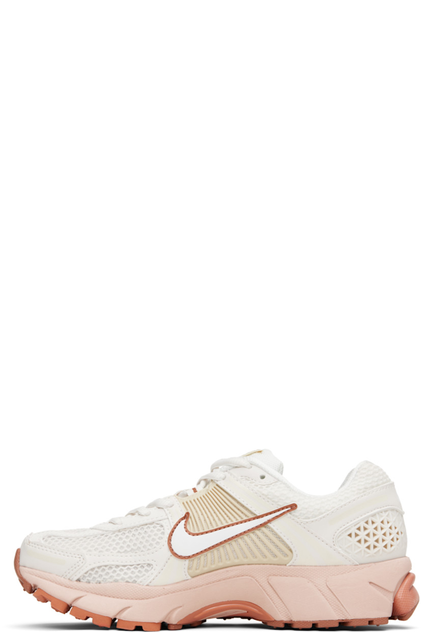 Low-top mesh and faux-leather sneakers in off-white and orange.

· Reflective trim throughout
· Lace-up closure
· Logo patch at padded tongue
· Padded collar
· Swoosh appliqué at sides
· Swoosh printed at heel
· Zoom Air unit at Cushlon foam rubber midsole
· Treaded rubber sole

Please note that this item may be shipped only within North America.

Supplier color: Phantom/Summit white