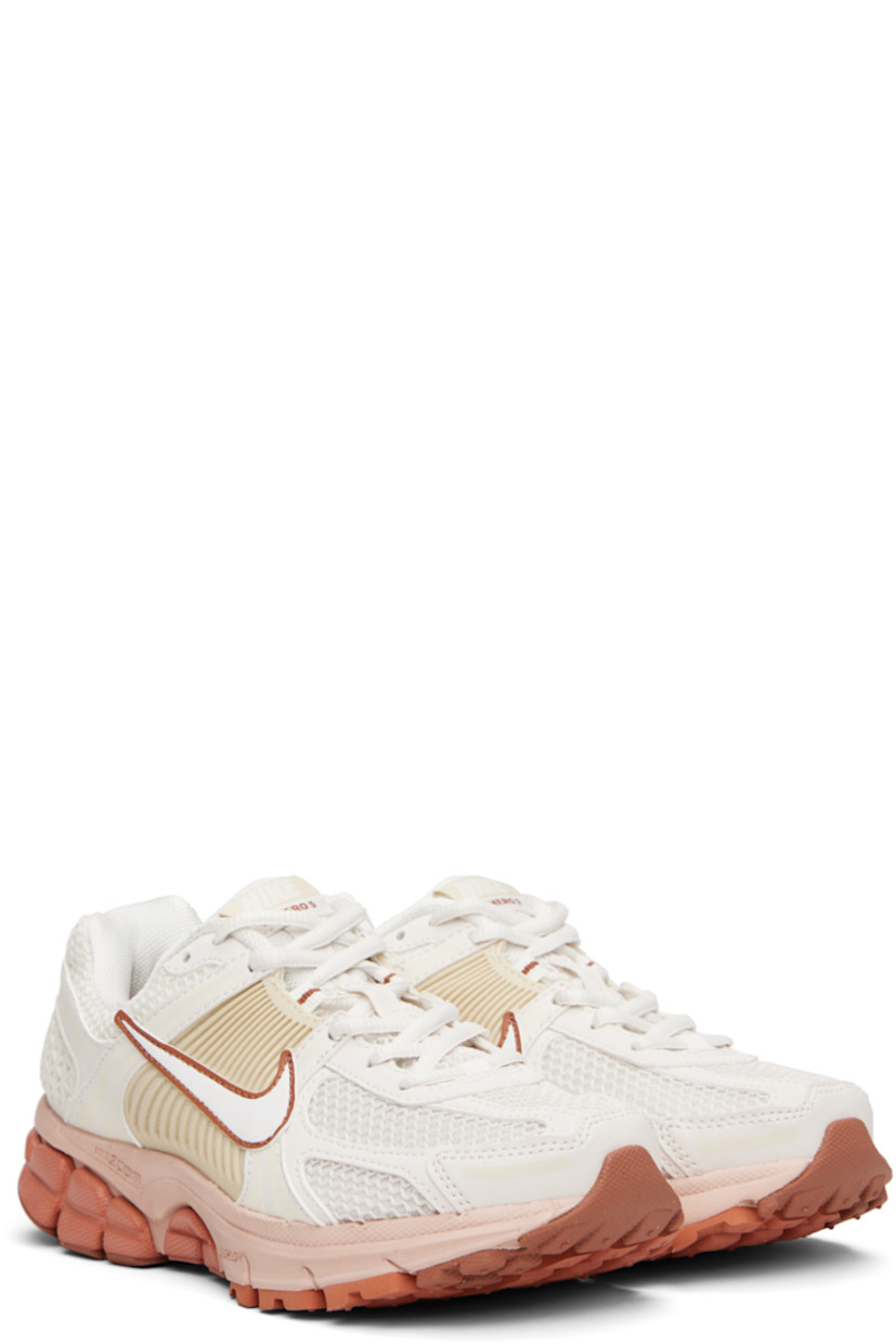 Low-top mesh and faux-leather sneakers in off-white and orange.

· Reflective trim throughout
· Lace-up closure
· Logo patch at padded tongue
· Padded collar
· Swoosh appliqué at sides
· Swoosh printed at heel
· Zoom Air unit at Cushlon foam rubber midsole
· Treaded rubber sole

Please note that this item may be shipped only within North America.

Supplier color: Phantom/Summit white