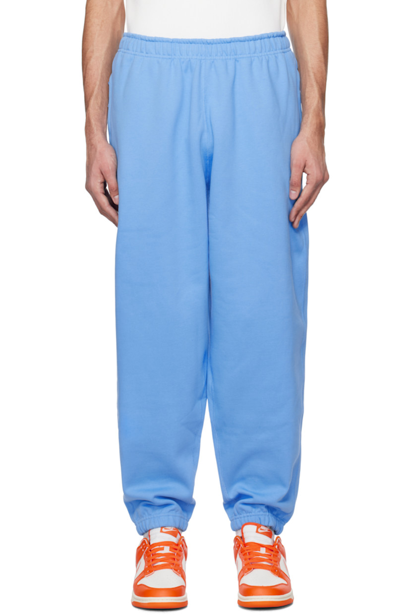 Tapered cotton- and polyester-blend fleece sweatpants.

· Concealed drawstring at elasticized waistband
· Two-pocket styling
· Swoosh embroidered at front
· Elasticized cuffs

Please note that this item may be shipped only within North America.

Supplier color: University blue/White