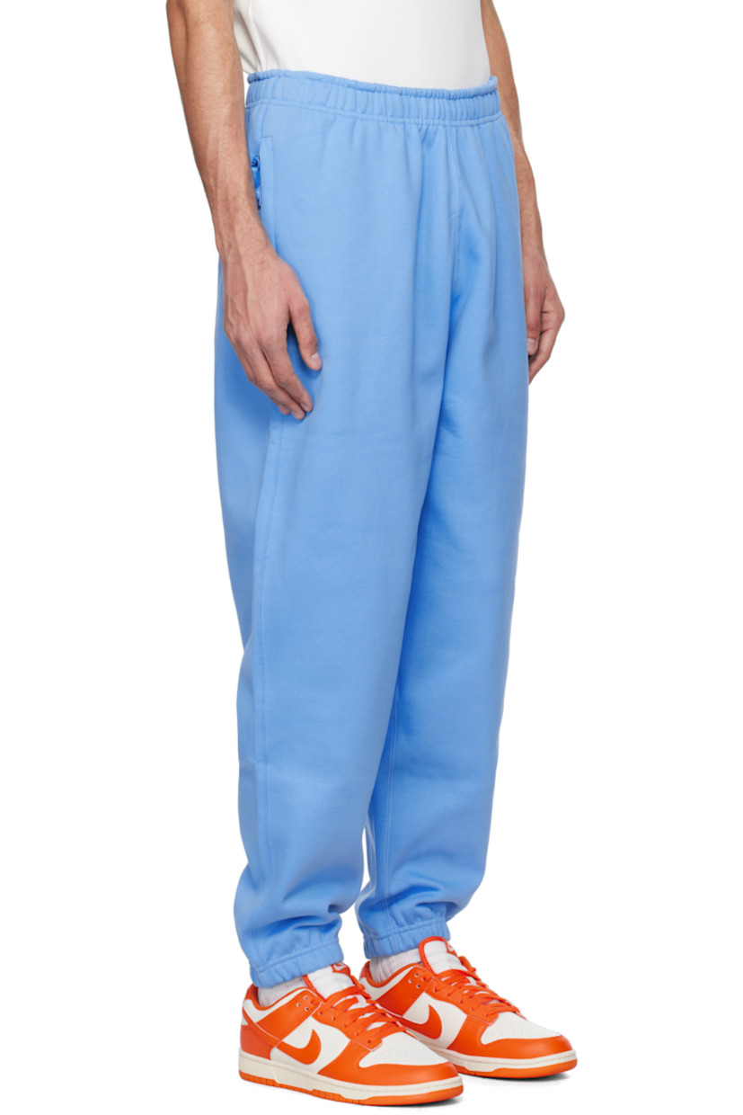 Tapered cotton- and polyester-blend fleece sweatpants.

· Concealed drawstring at elasticized waistband
· Two-pocket styling
· Swoosh embroidered at front
· Elasticized cuffs

Please note that this item may be shipped only within North America.

Supplier color: University blue/White