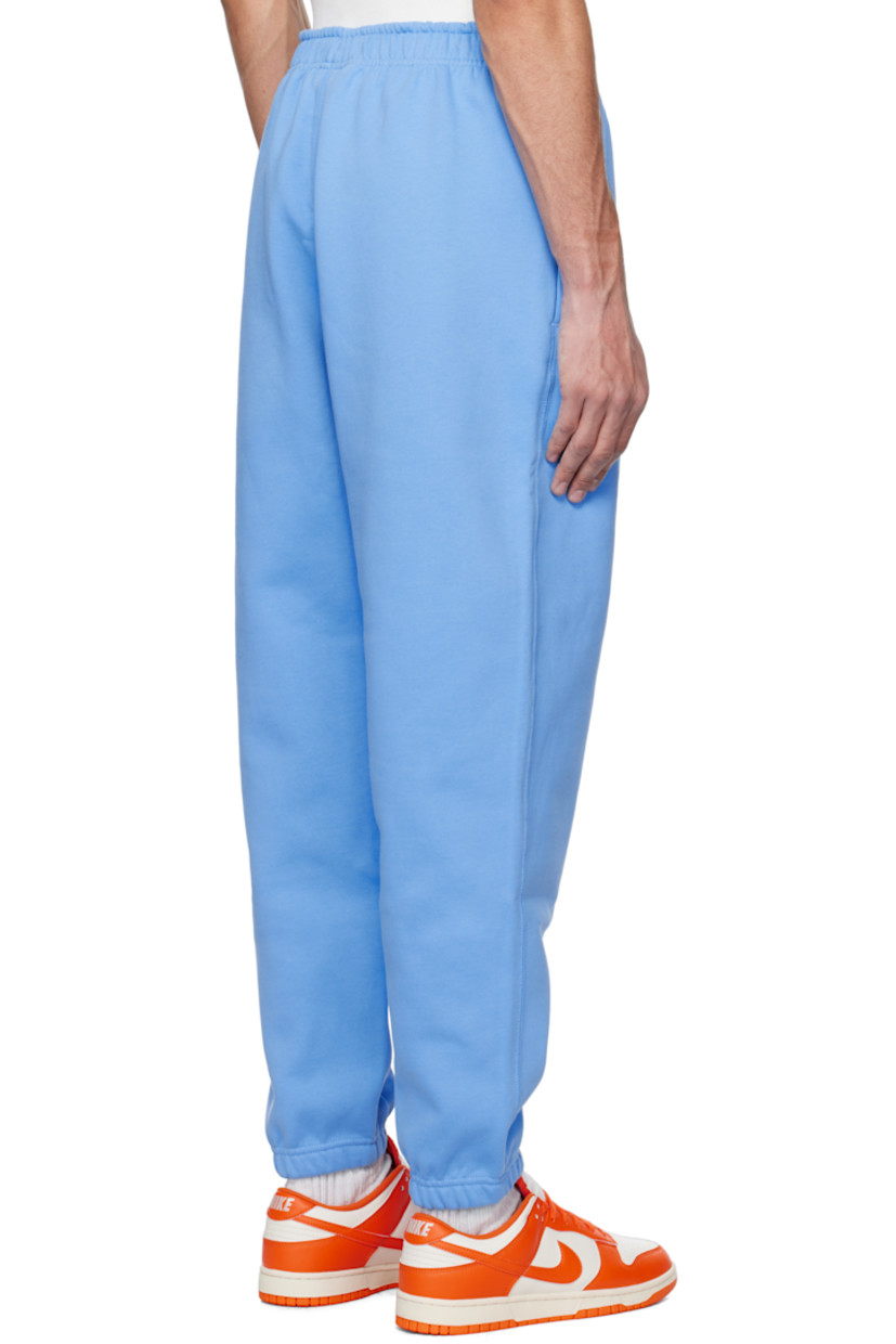 Tapered cotton- and polyester-blend fleece sweatpants.

· Concealed drawstring at elasticized waistband
· Two-pocket styling
· Swoosh embroidered at front
· Elasticized cuffs

Please note that this item may be shipped only within North America.

Supplier color: University blue/White