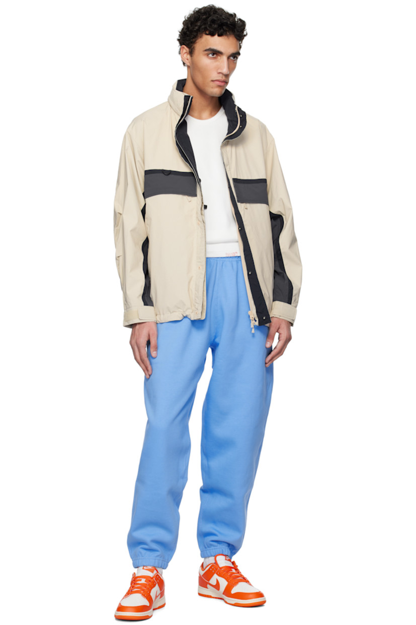 Tapered cotton- and polyester-blend fleece sweatpants.

· Concealed drawstring at elasticized waistband
· Two-pocket styling
· Swoosh embroidered at front
· Elasticized cuffs

Please note that this item may be shipped only within North America.

Supplier color: University blue/White
