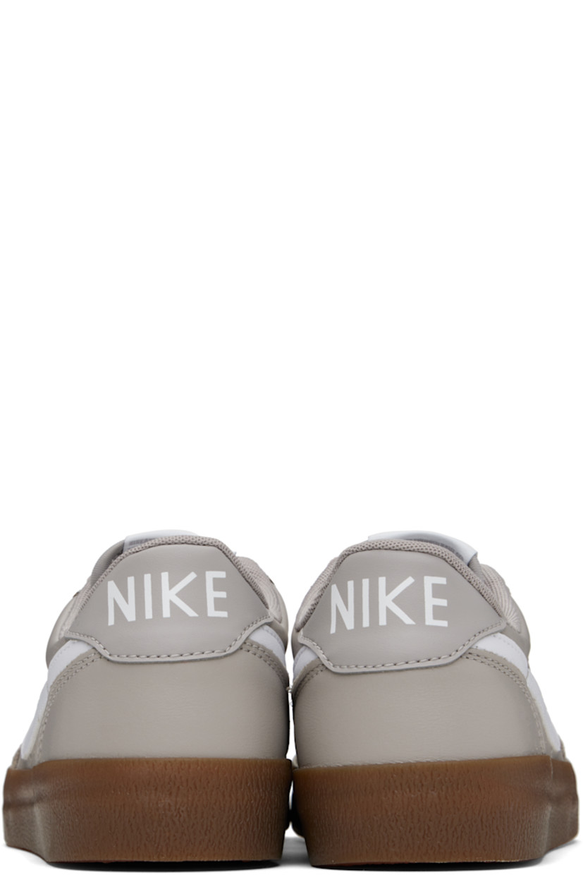 Low-top buffed leather sneakers in gray.

· Lace-up closure
· Logo patch at padded tongue
· Padded collar
· Swoosh appliqué at sides
· Logo printed at heel tab
· Mesh lining
· Treaded rubber sole

Please note that this item may be shipped only within North America.

Supplier color: College grey/Gum medium brown/White