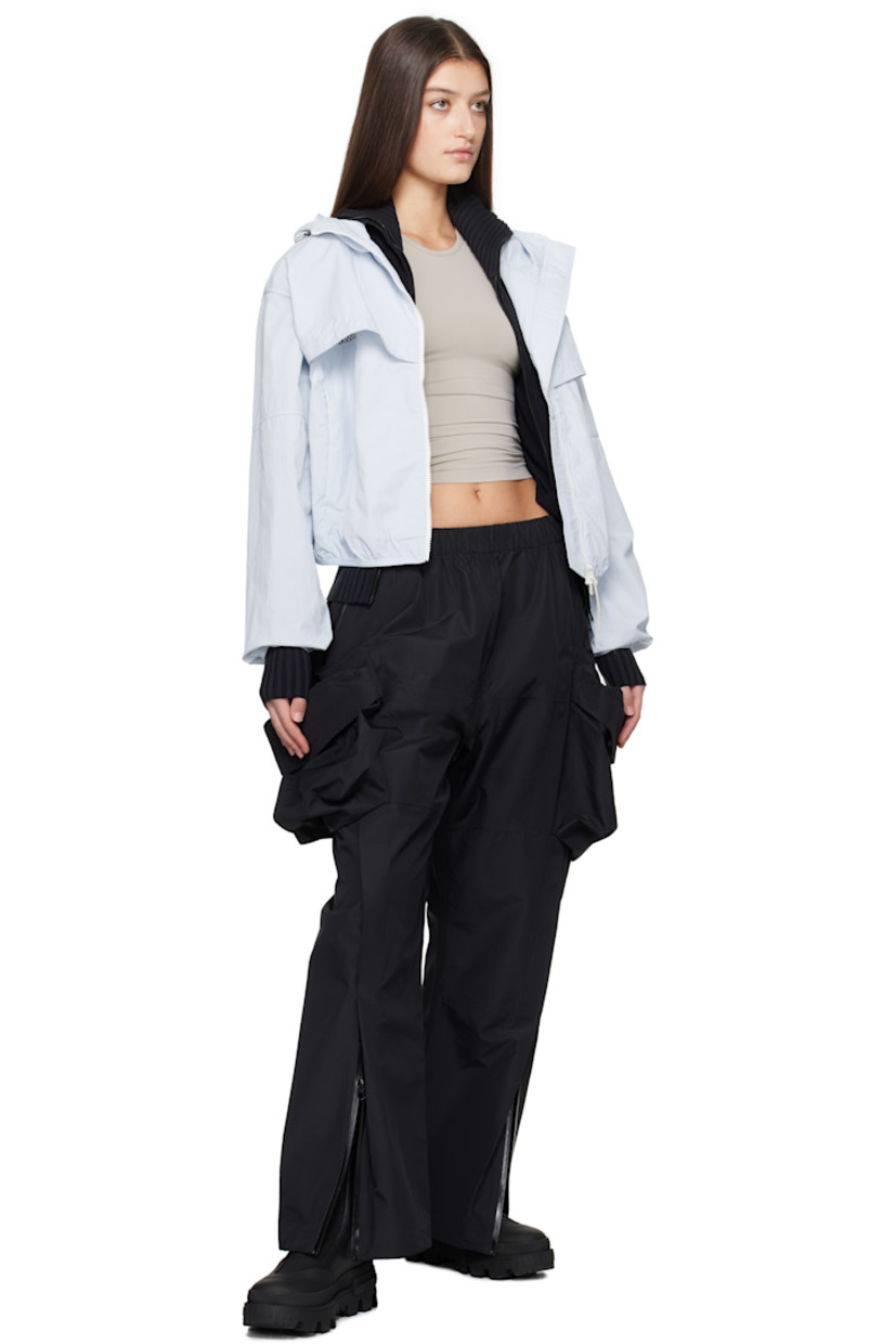 AcclimaLuxe nylon taffeta jacket. Lightweight, durable, water-repellent and wind-resistant.

· Elasticized trim at hood, cropped hem, and cuffs
· Bungee-style drawstring at hood
· Two-way zip closure
· Storm flaps at front and back
· Zip pockets
· Embroidered logo patch at sleeve
· Locker loop at back collar
· Patch pocket at interior
· Partial mesh lining

Supplier color: Early frost