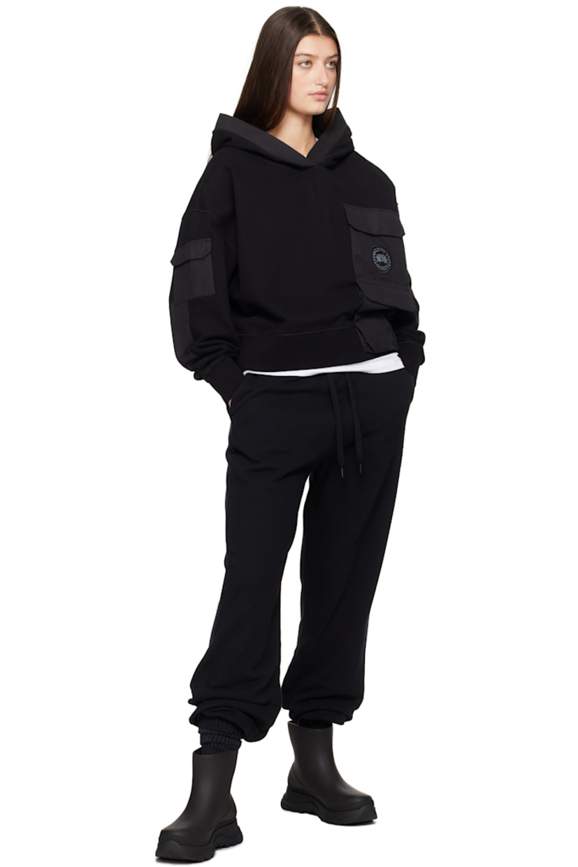 Cotton fleece sweatpants.

· Drawstring at elasticized waistband 
· Two-pocket styling
· Rubberized logo patch at front
· Elasticized cuffs

Supplier color: Black