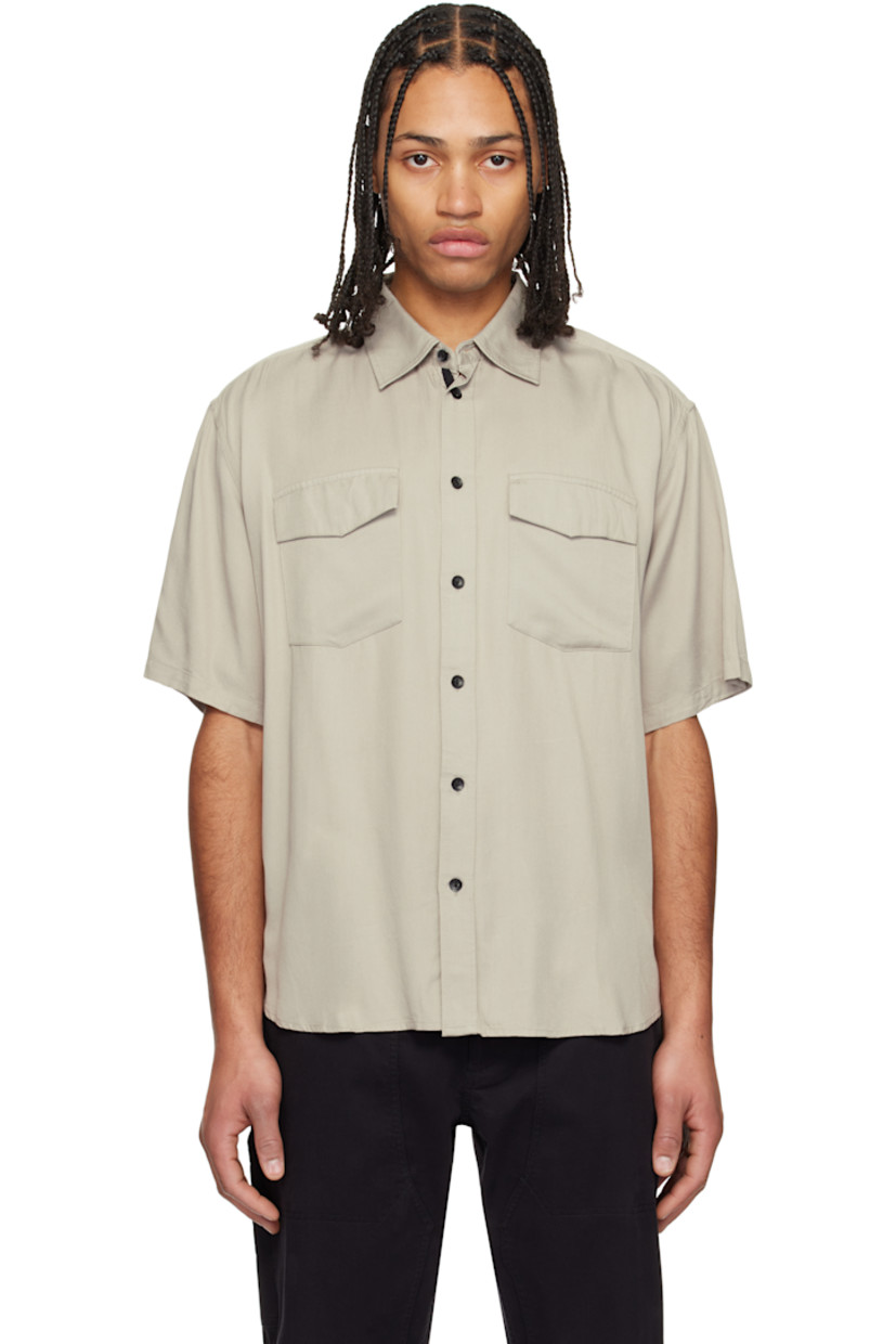 Modal poplin shirt.

· Spread collar
· Button closure
· Flap pockets
· Logo patch at button placket
· Shirttail hem
· Locker loop at back collar

Supplier color: Elephant grey