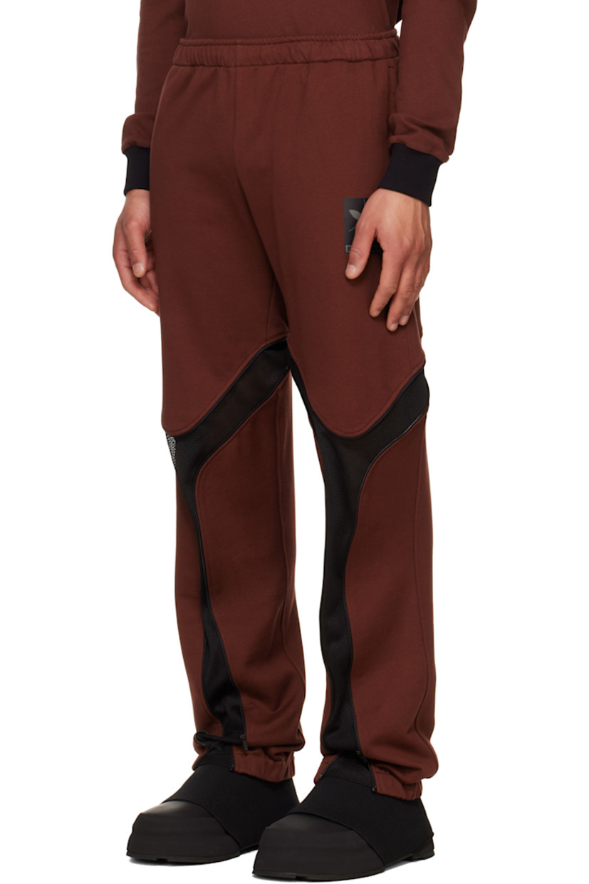 French terry sweatpants.

· Concealed drawstring at elasticized waistband
· Two-pocket styling
· Logo graphic printed at front
· Zip mesh expansion panel at legs
· Elasticized cuffs

Supplier color: Port/Black