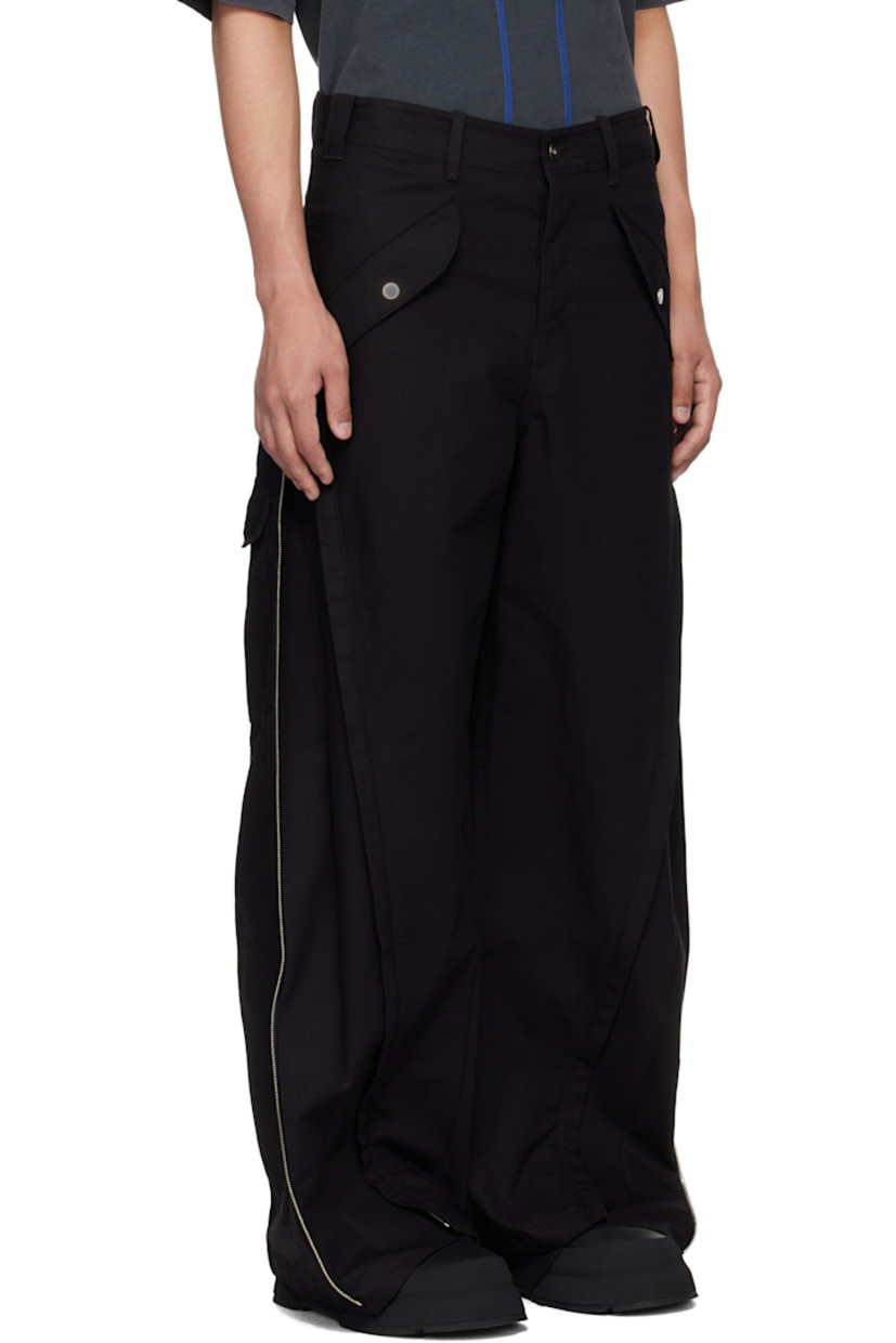 Cotton ripstop cargo pants.

· Belt loops
· Two-pocket styling
· Button fly
· Zip expansion panel at legs
· Cargo pocket at outseams

Supplier color: Black