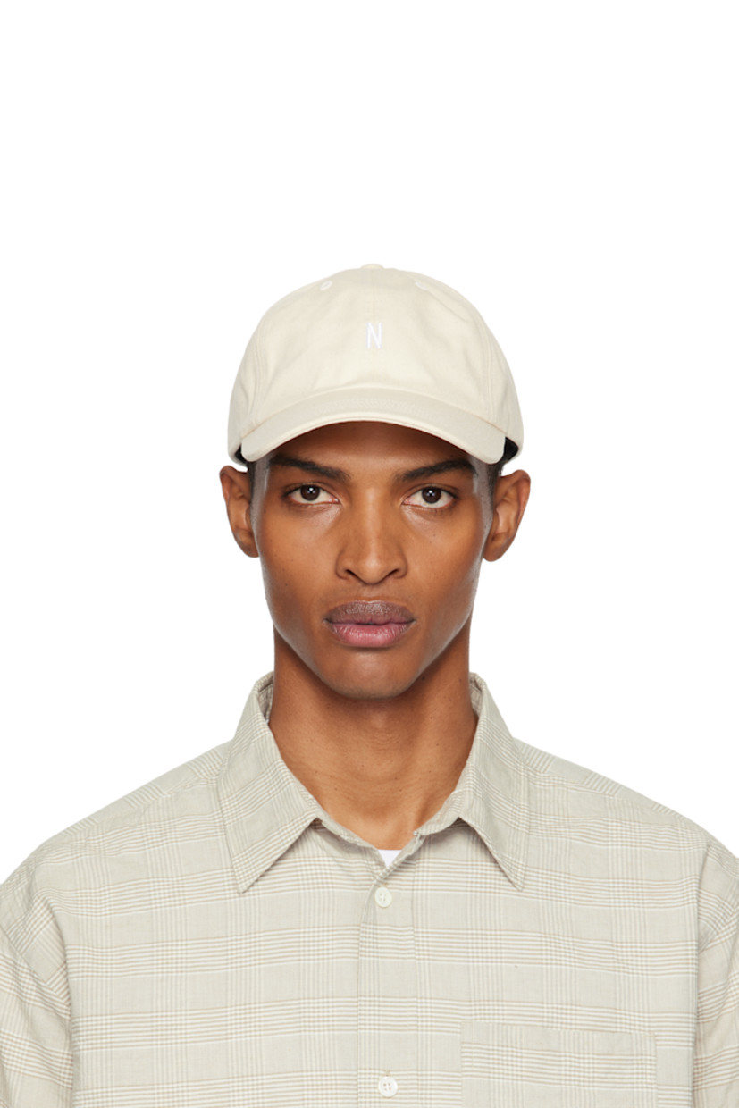 Cotton twill cap.

· Embroidered eyelets at crown
· Logo embroidered at face and back face
· Curved brim
· Cinch fastening

Supplier color: Marble white