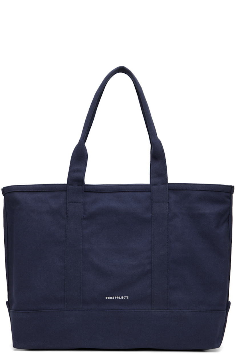 Cotton canvas tote.

· Fixed shoulder straps
�· Logo printed at face
· Patch pocket and printed text at back face
· Zip closure
· H14" x W22" x D6.5"

Supplier color: Dark navy