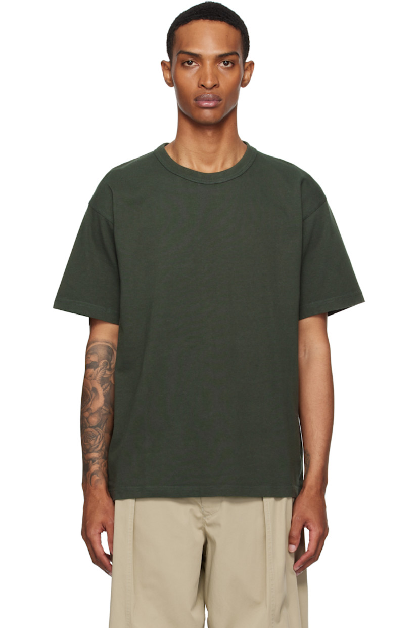 Heavyweight 290 gsm organic cotton jersey T-shirt.

· Rib-knit crewneck
· Dropped shoulders
· Logo-embroidered locker loop at back collar

Supplier color: Black olive