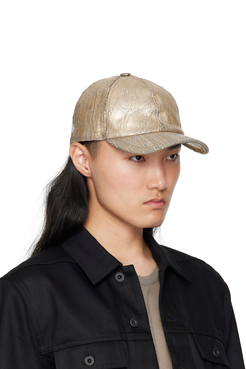 Overdyed and cracked stretch denim cap. 

· Curved brim 
· Snapback fastening
· Plain-woven cotton browband

Supplier color: Gold