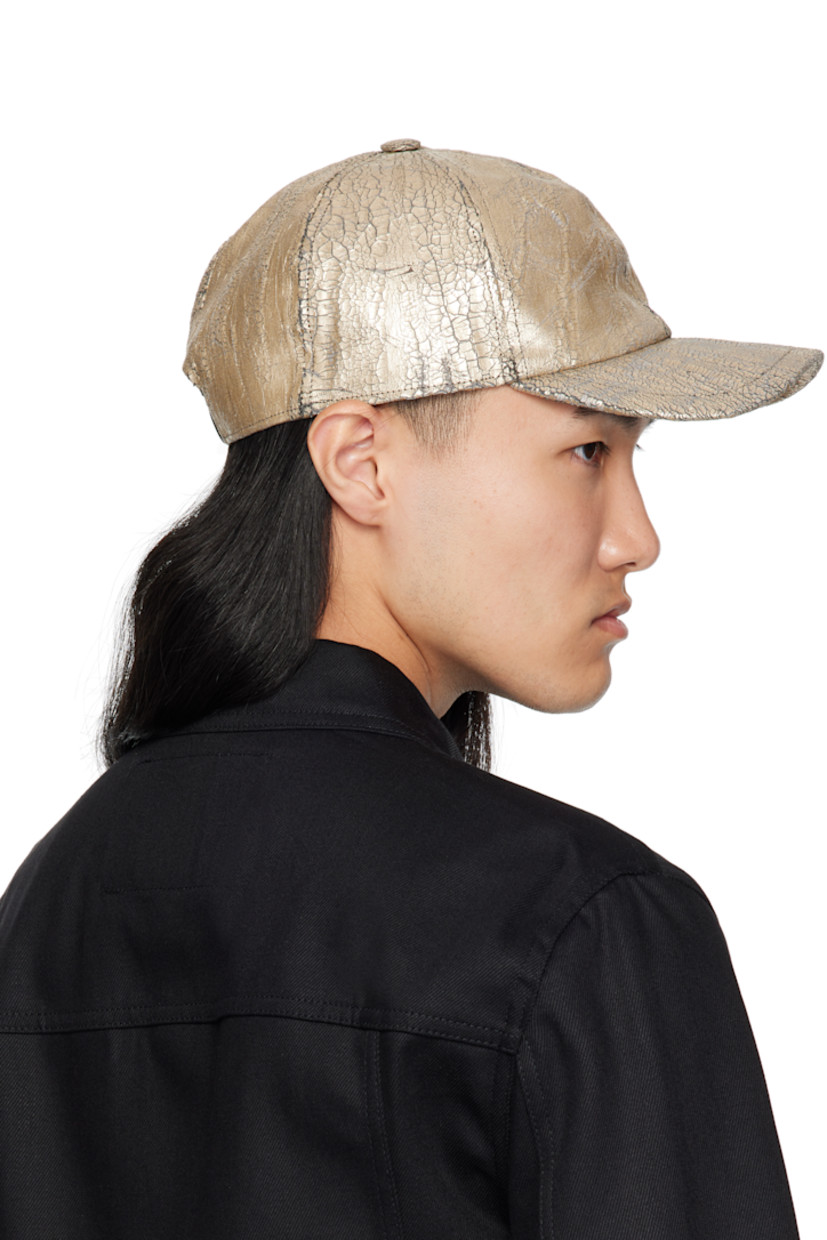 Overdyed and cracked stretch denim cap. 

· Curved brim 
· Snapback fastening
· Plain-woven cotton browband

Supplier color: Gold
