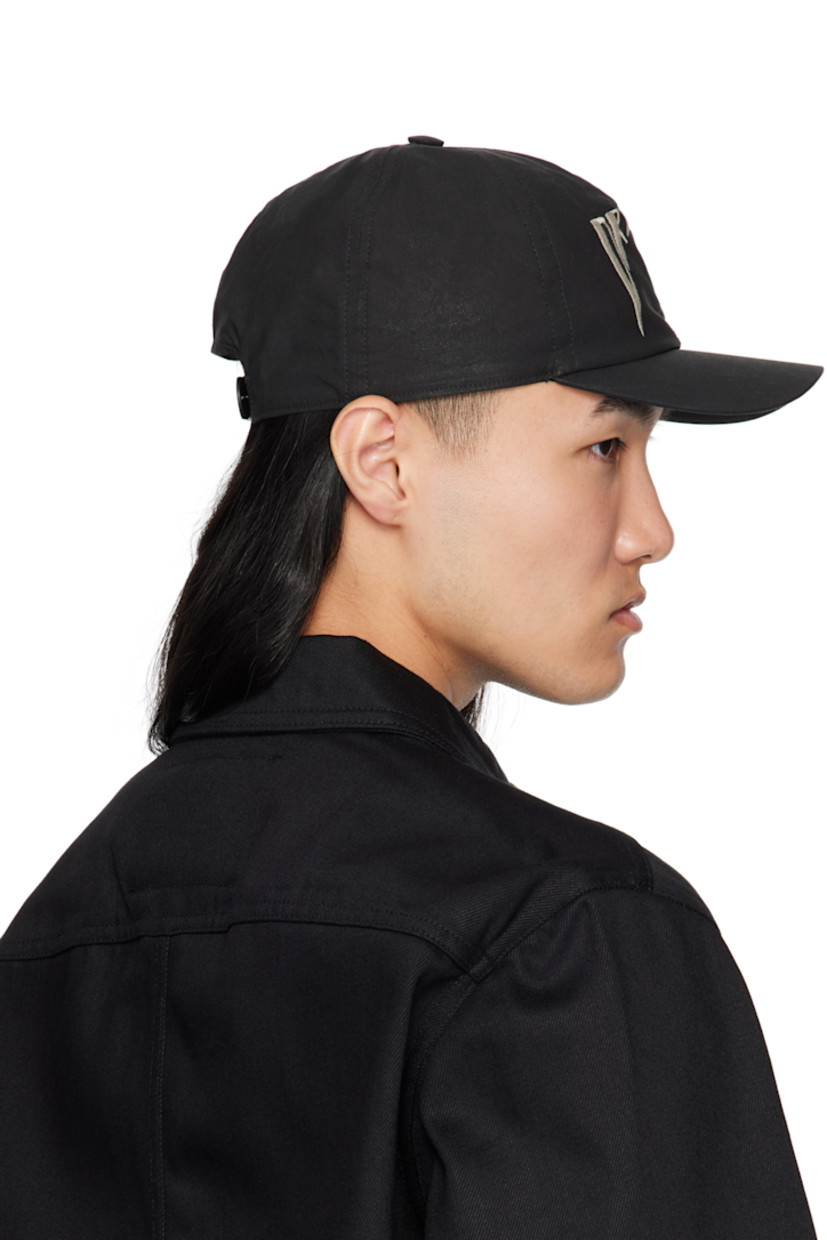 GOTS-certified organic cotton poplin cap. 

· Garment-dyed and foil-coated
· Text embroidered at face
· Curved brim 
· Snapback fastening
· Partial plain-woven cotton lining

Supplier color: Black/Pearl