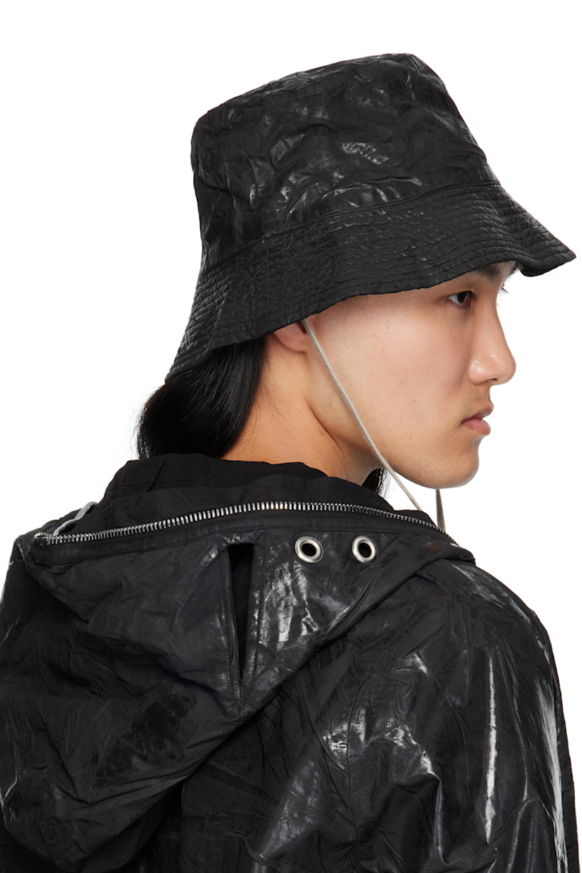 Non-stretch GOTS-certified organic cotton denim bucket hat.

· Garment-dyed and foil-coated
· Quilted brim 
· Self-tie chin strap
· Cotton poplin lining

Supplier color: Black