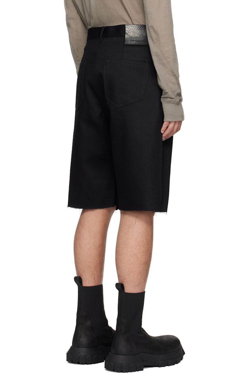 12 oz non-stretch denim shorts.

· Mid-rise
· Belt loops
· Six-pocket styling
· Button fly
· Raw edge at cuffs
· Logo patch at back waistband

Supplier color: Black