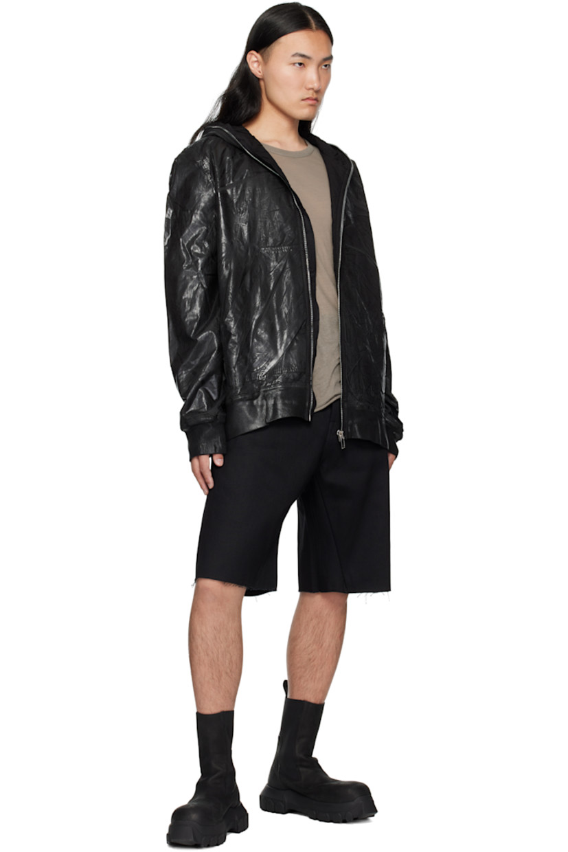 12 oz non-stretch denim shorts.

· Mid-rise
· Belt loops
· Six-pocket styling
· Button fly
· Raw edge at cuffs
· Logo patch at back waistband

Supplier color: Black