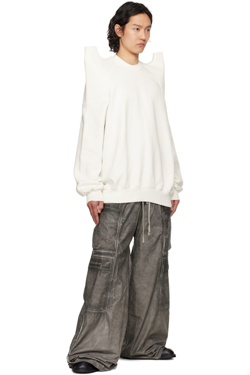 Heavyweight GOTS-certified organic cotton fleece sweatshirt.

· Rib-knit crewneck, hem, and cuffs
· Cutout with raw edge at pagoda shoulders
· Raglan sleeves
· Integrated logo-woven strap at interior

Supplier color: Milk