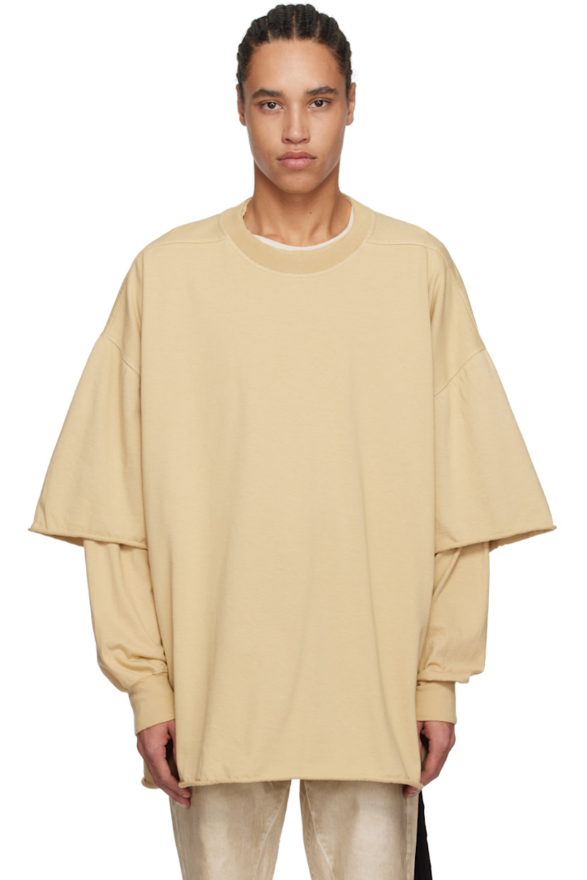Heavyweight GOTS-certified organic cotton jersey T-shirt.

· Garment-dyed
· Oversized
· Layered construction
· Rib-knit crewneck and cuffs
· Rolled edge at hem and cuffs
· Central seam at back
· Integrated logo-woven strap at interior

Supplier color: Parchment