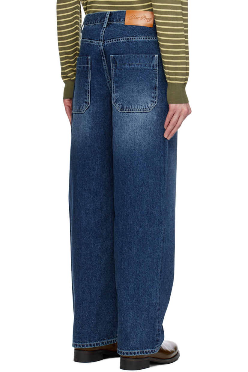 Non-stretch denim jeans. Fading and whiskering throughout.

· Belt loops
· Five-pocket styling
· Zip-fly
· Logo patch at back waistband

Supplier color: Indigo