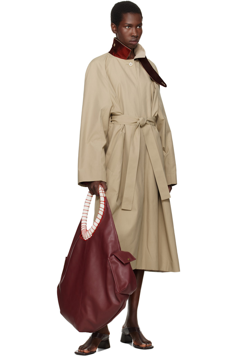 Grained leather tote in burgundy.

· 3D-printed PLA shoulder strap
· Flap pocket at sides
· Zip closure
· Brushed twill lining
· Flannel lining
· H18" x W23" x D6"
· Total height: H29"

Supplier color: Burgundy