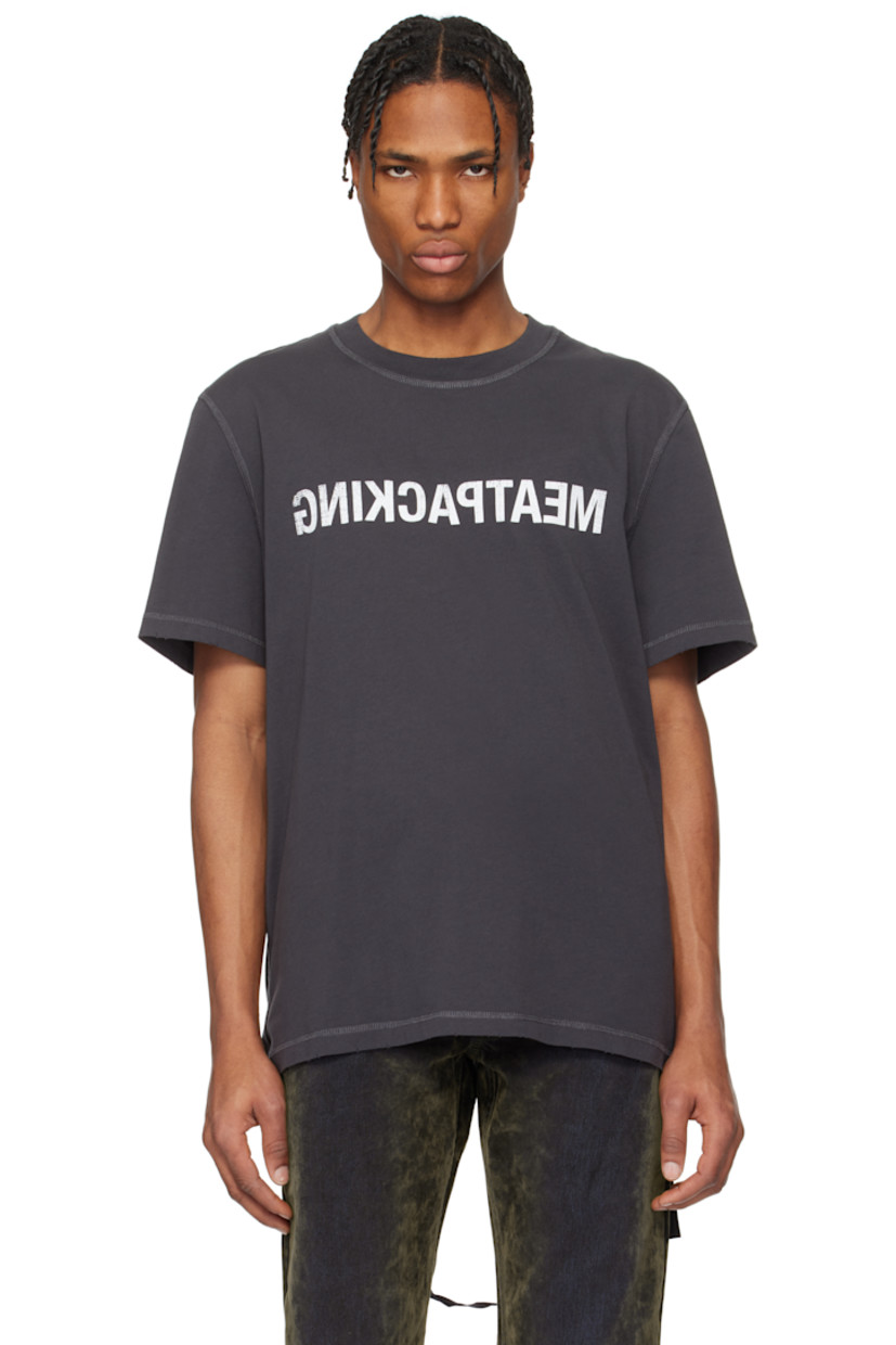 Cotton jersey T-shirt. Overlock stitching throughout. 

· Rib-knit crewneck 
· Distressing at collar, hem, and cuffs
· Text printed at chest
· Adjustable webbing cinch strap at hem
· Text and logo printed at back 

Supplier color: Ash