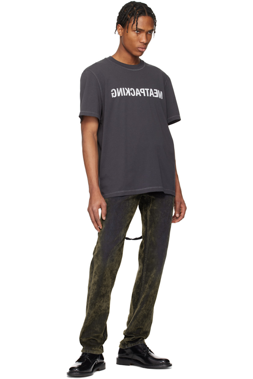 Cotton jersey T-shirt. Overlock stitching throughout. 

· Rib-knit crewneck 
· Distressing at collar, hem, and cuffs
· Text printed at chest
· Adjustable webbing cinch strap at hem
· Text and logo printed at back 

Supplier color: Ash