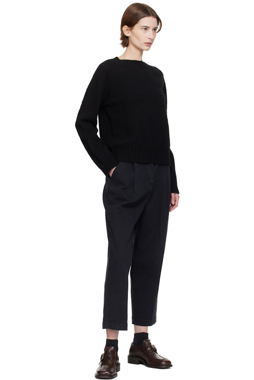 Straight-leg stretch organic cotton drill trousers. 

· Garment-dyed 
· Belt loops
· Two-pocket styling 
· Zip-fly 
· Pleats at front
· Cropped legs

Supplier color: Black