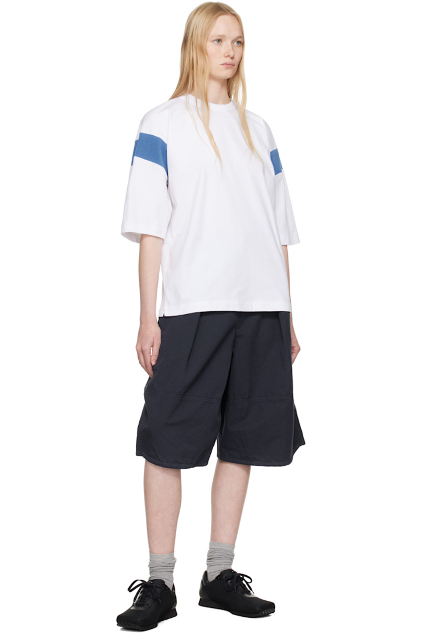 Organic cotton jersey T-shirt. 

· Rib-knit crewneck
· Vented side seams
· Dropped shoulders
· Rib-knit panel at sleeves

Supplier color: White