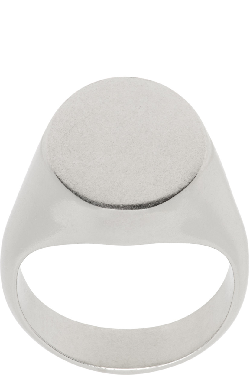 Signet ring in sterling silver.

· Logo engraved at back face
· Hallmarking at inner band

Supplier color: Palladio buratta