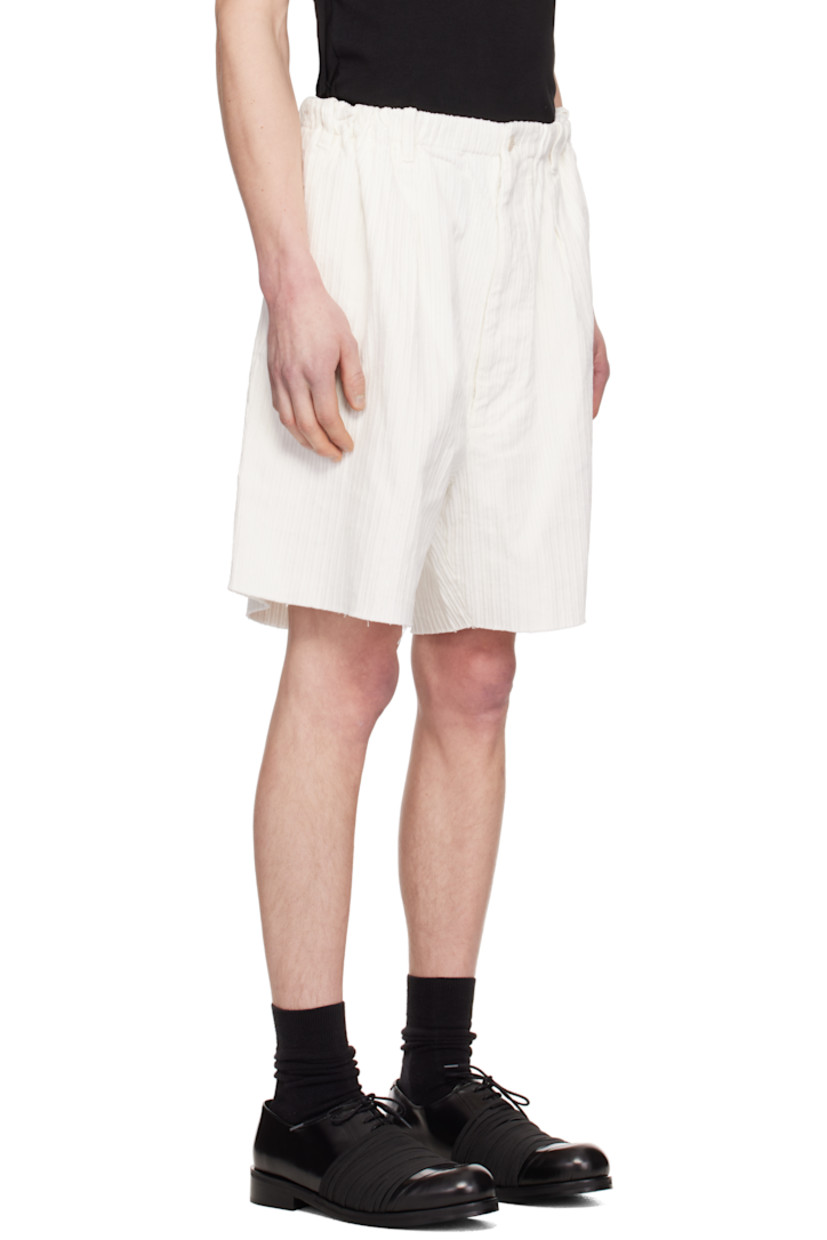 Cotton corduroy shorts.

· Belt loops
· Four-pocket styling
· Zip fly
· Dropped inseam
· Pleats at front
· Raw edge at cuffs

Supplier color: White