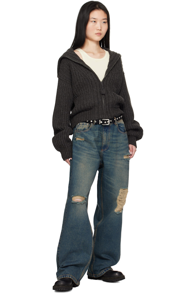 Calfskin belt in black.

· Studs throughout
· Pin-buckle fastening
· Silver-tone hardware
· W1"

Supplier color: Black