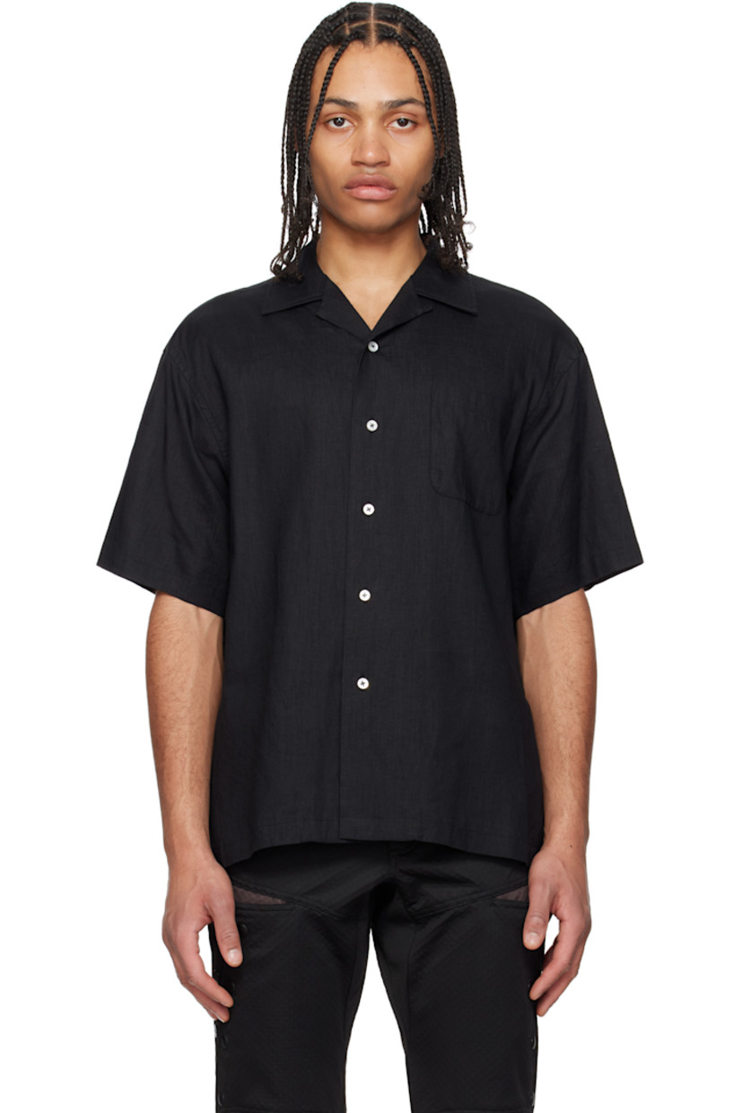 Plain-woven linen shirt.

· Open spread collar
· Button closure
· Patch pocket at chest
· Tennis-tail hem
· Dropped shoulders
· Twin pleats at back yoke
· Logo-engraved mother-of-pearl hardware

Supplier color: Black
