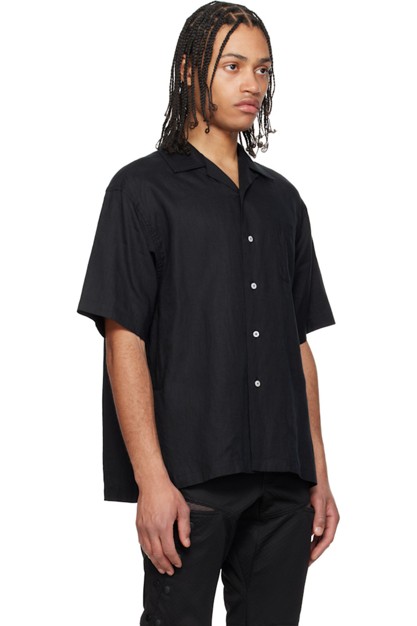 Plain-woven linen shirt.

· Open spread collar
· Button closure
· Patch pocket at chest
· Tennis-tail hem
· Dropped shoulders
· Twin pleats at back yoke
· Logo-engraved mother-of-pearl hardware

Supplier color: Black