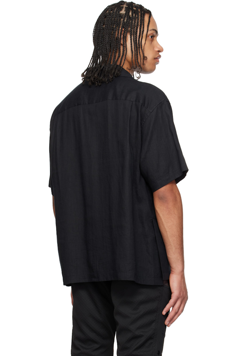 Plain-woven linen shirt.

· Open spread collar
· Button closure
· Patch pocket at chest
· Tennis-tail hem
· Dropped shoulders
· Twin pleats at back yoke
· Logo-engraved mother-of-pearl hardware

Supplier color: Black