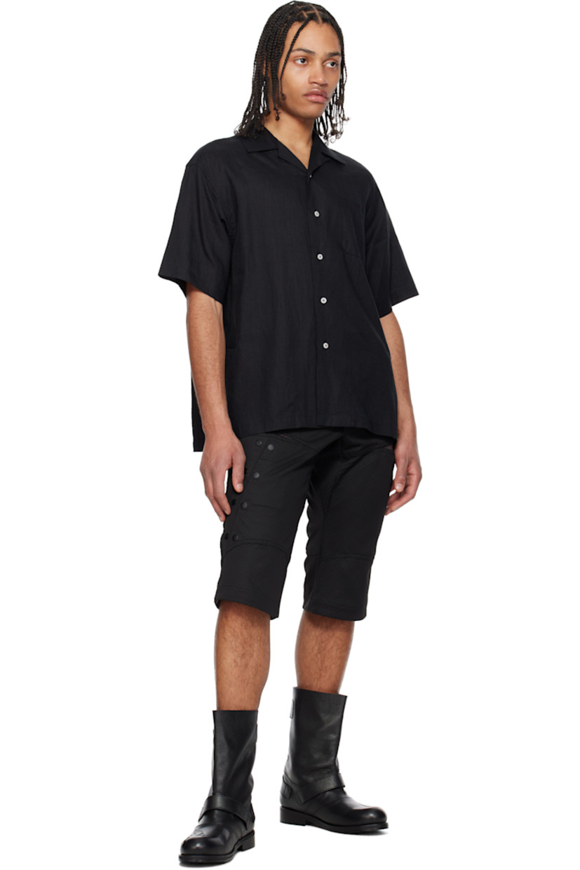 Plain-woven linen shirt.

· Open spread collar
· Button closure
· Patch pocket at chest
· Tennis-tail hem
· Dropped shoulders
· Twin pleats at back yoke
· Logo-engraved mother-of-pearl hardware

Supplier color: Black