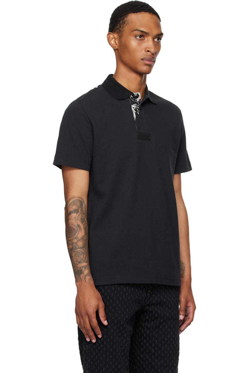 Cotton piqué polo.

· Rib-knit spread collar and cuffs
· Three-button placket
· Logo plaque at chest
· Barocco pattern printed at placket and back
· Tennis-tail hem

Supplier color: Black