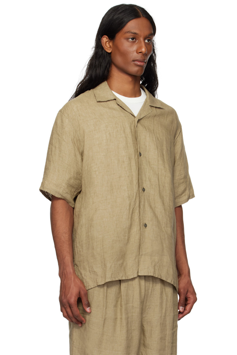 Lightweight linen poplin shirt. 

· Open spread collar
· Button closure
· Vented side seams

Supplier color: Khaki