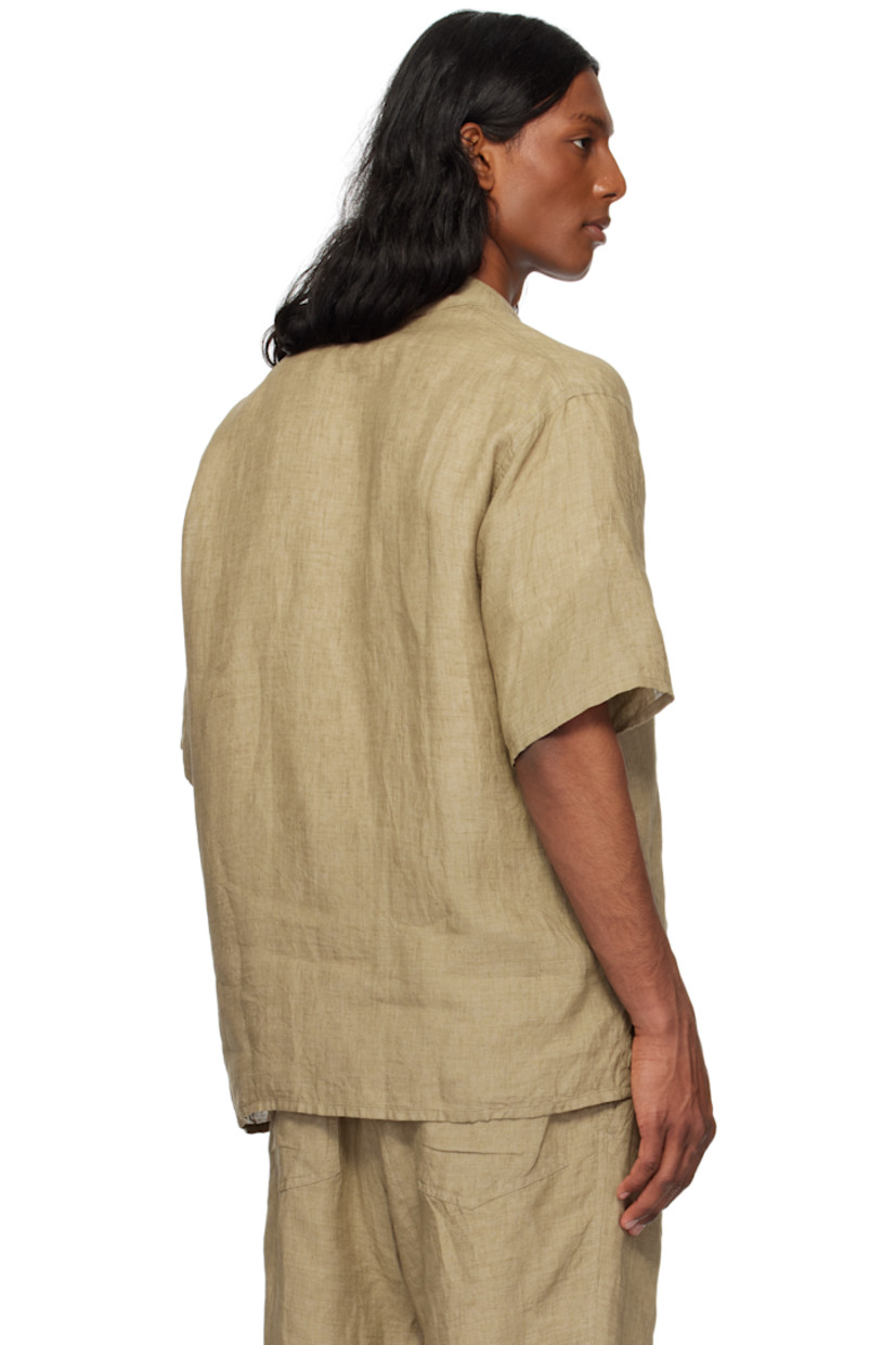 Lightweight linen poplin shirt. 

· Open spread collar
· Button closure
· Vented side seams

Supplier color: Khaki