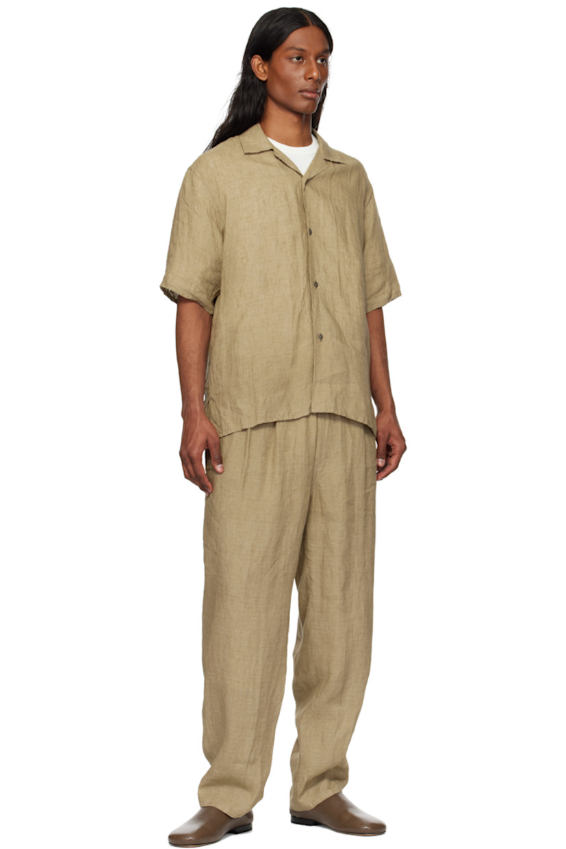 Lightweight linen poplin shirt. 

· Open spread collar
· Button closure
· Vented side seams

Supplier color: Khaki