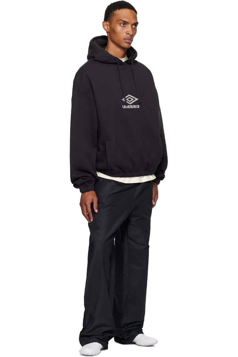 Heavyweight cotton fleece hoodie. 

· Drawstring and integrated balaclava at hood
· Embroidered logo at front
· Welt pockets at waist
· Elasticized hem and cuffs
· Dropped shoulders

Supplier color: Black